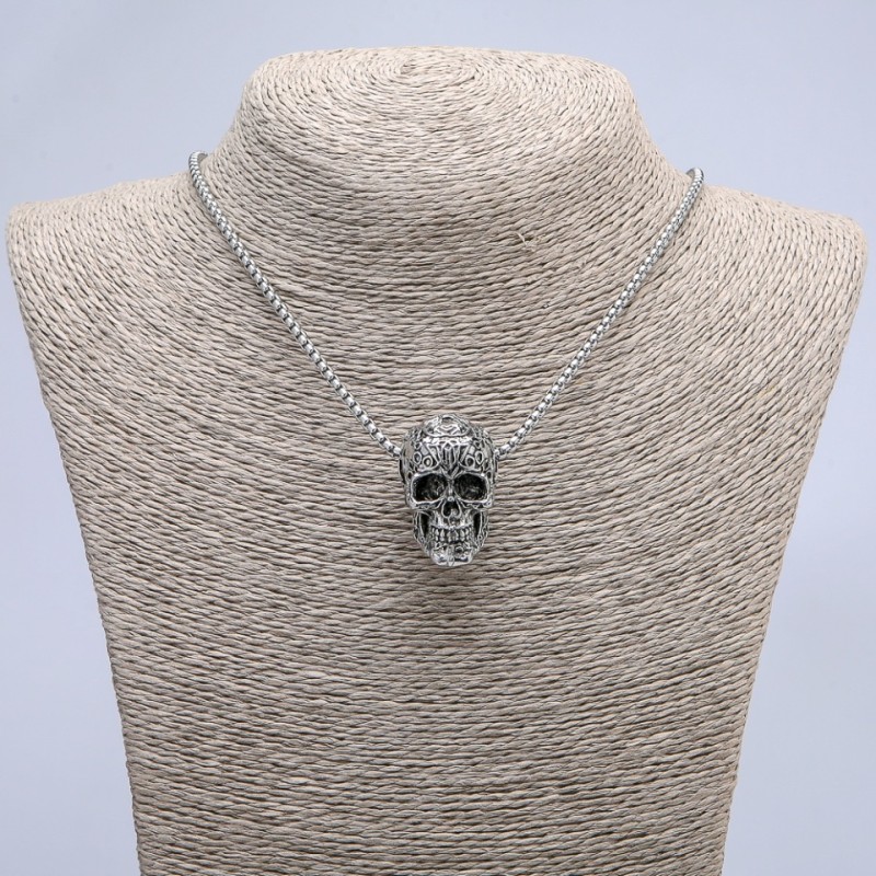 Pandantiv "Craniu" 36x22 mm pe lanț, lungime 70 cm, metal argintiu