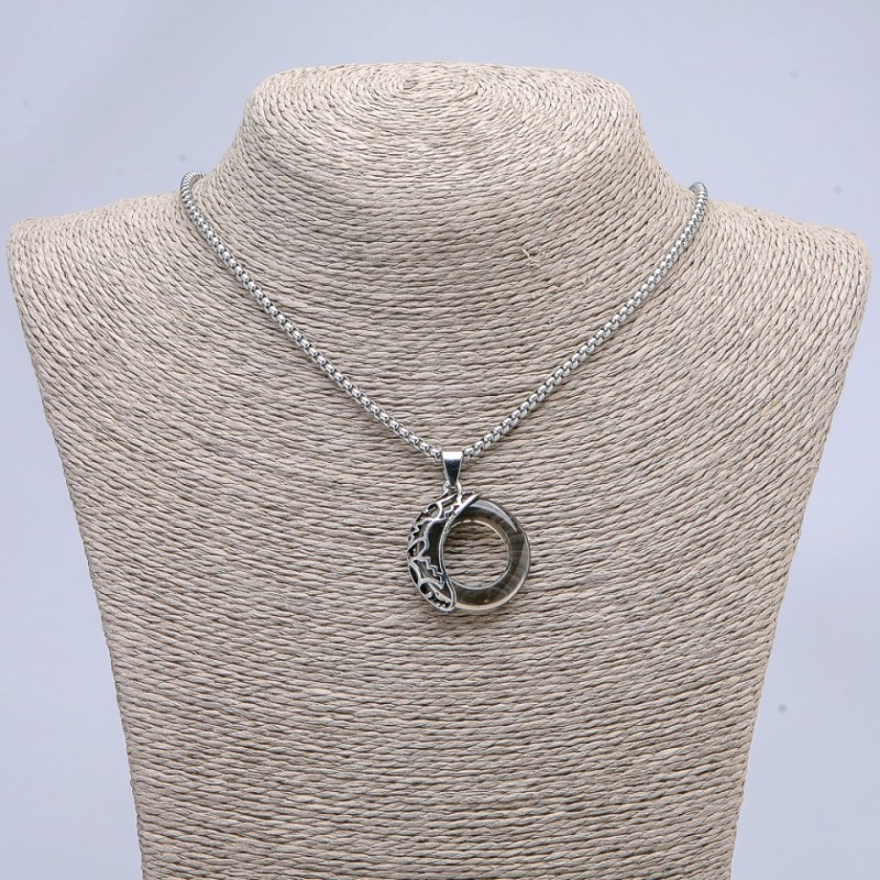 Pandantiv «Lună» gri închis 35×28mm pe lanț, lungime 70 cm ± metal argintiu