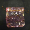 Saculeț de cadouri din organza roz cu inimioare aurii și șnururi 120×100 mm + - 100 buc.