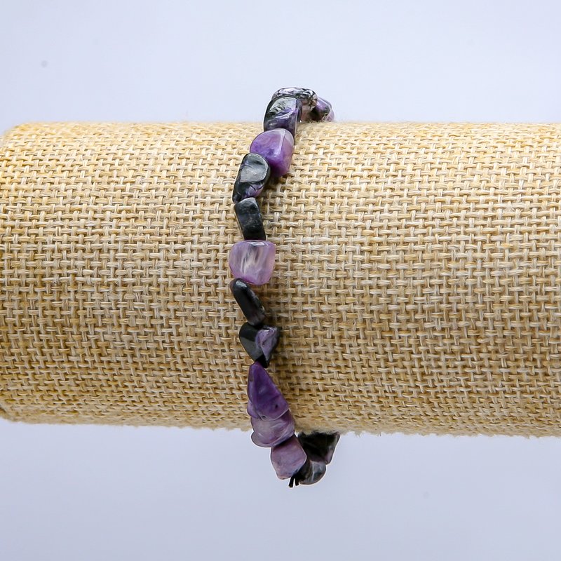 Brățară din piatră charoit pe elastic, cu tăietură fațetată, diametrul 6x9 mm (+/-), lungime 18 cm