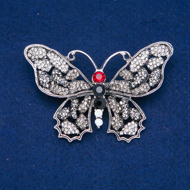 Broșă fluture din metal argintiu, strasuri gri, albe și roșii 50x70 mm +