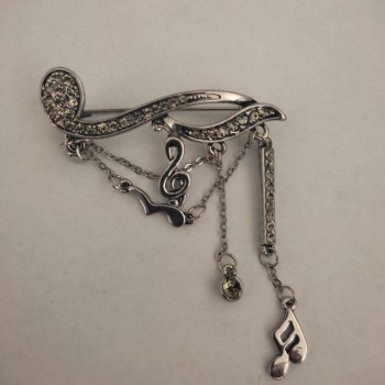 Reducere: Broșă Notă cu pandante, metal gri închis, 19x50 mm +