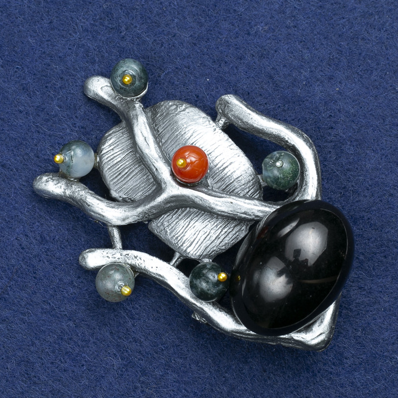 Broșă – Crenguță cu agat și pietre asortate, metal argintiu 61×42 mm +