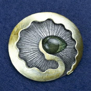 Broșă «Stihia» din metal argintiu cu email și o picătură 52×45 mm +