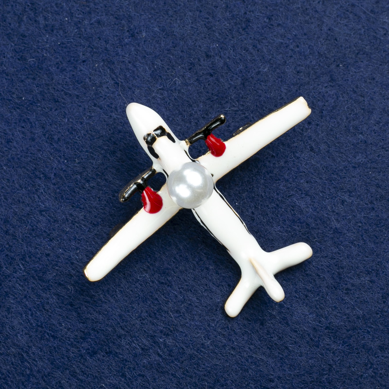 Broșă avion auriu, din metal, email și o mărgea de 50x40 mm +