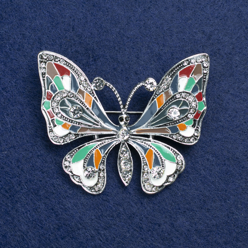 Reducere! Broșă fluture argintiu, din metal, email și strasuri 54×45 mm +