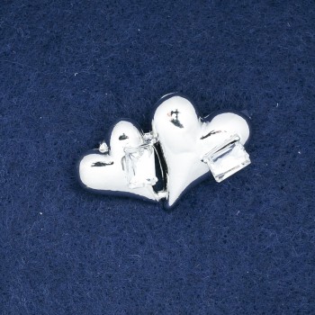 Broșă «Inimi» din metal argintiu și cristale 38×24 mm +