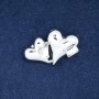 Broșă «Inimi» din metal argintiu și cristale 38×24 mm +