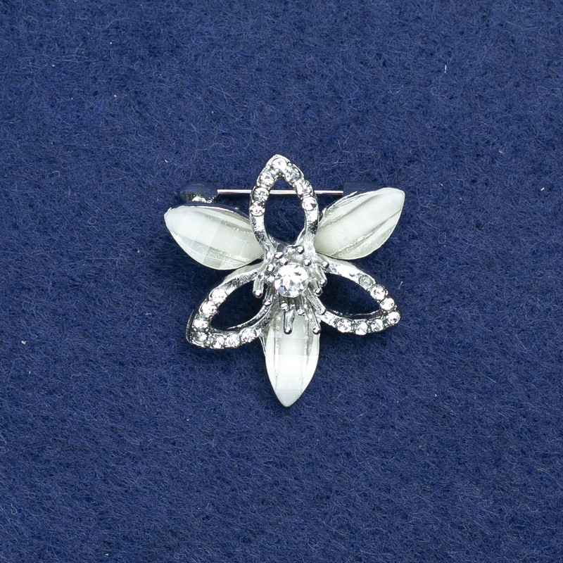 Broșă floare din metal argintiu, cu cristale și strasuri albe, 27 mm +