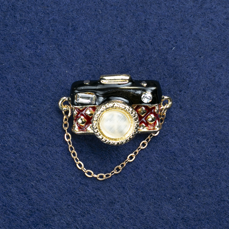 Broșă aparat foto, metal auriu, ochi de pisică, email și strasuri, 32×15 mm +