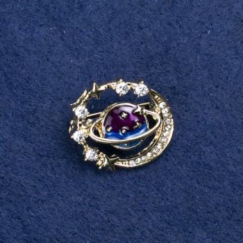 Broșă Planeta din metal auriu, email și strasuri, 22×24 mm +