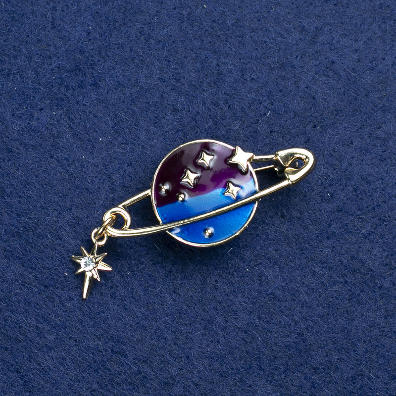 Broșă «Planeta» din metal auriu, email și strasuri, 36x18 mm +