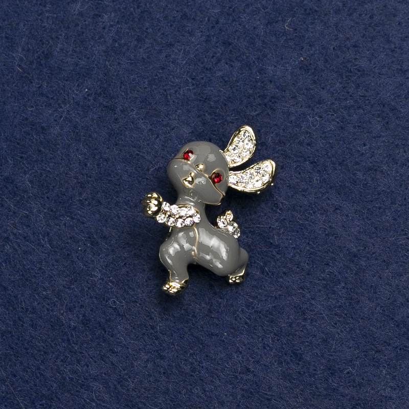 Broșă iepure din metal auriu, email și strasuri, 24×21 mm +