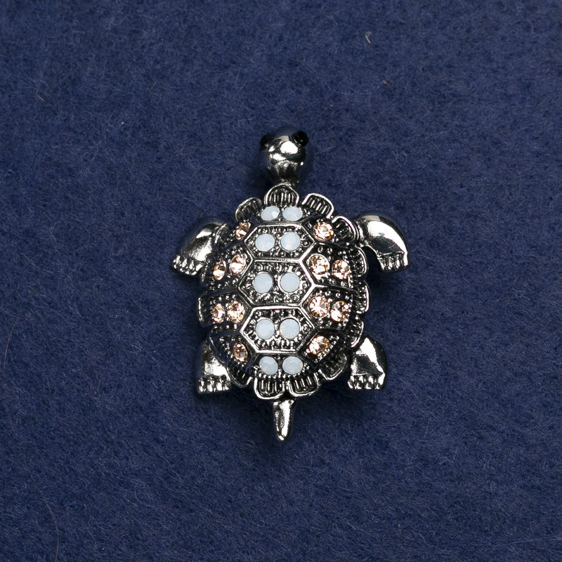 Broșă «Țestoasă» din metal argintiu și cristale, 40×23 mm +