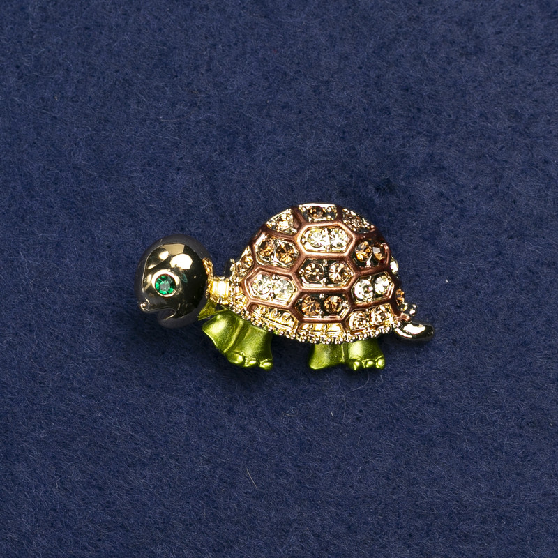 Broșă Țestoașcă din metal auriu, email și paiete, 40×23 mm +