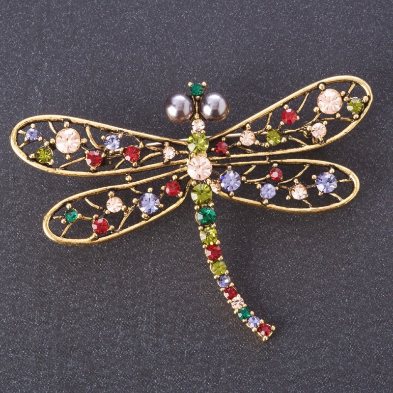 Broșă «Libelulă Bombay» — seria insectelor, cu strasuri multicolore, culoarea metalului aurie 7×5 cm
