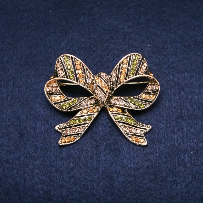 Broșă Accent Fundă 55×45 mm, cristale, culoare verde și galben, metal auriu