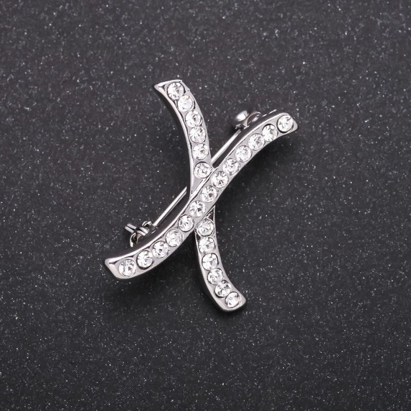 Broșă cu inițialul «X», paiete albe, culoare metal gri, dimensiune 27×21 mm
