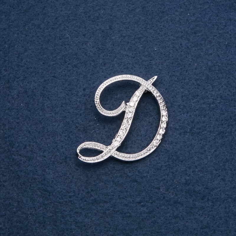Broșă cu inițialul «D» 40x36 mm, culoare metalică argintie