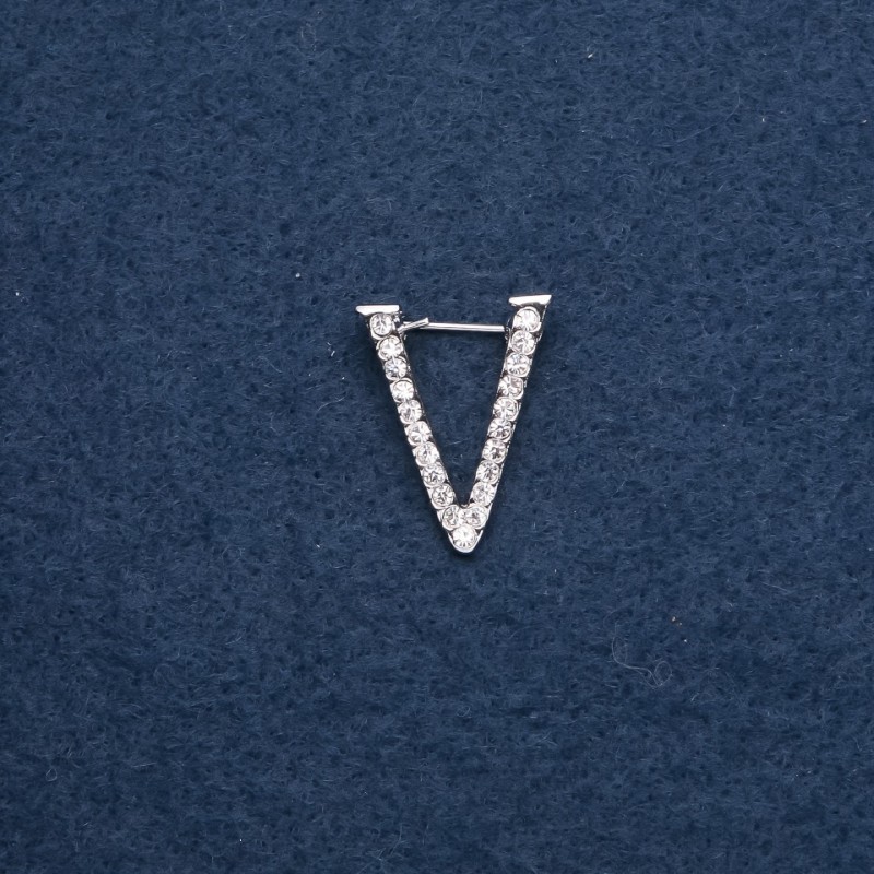 Broșă inițială cu litera «V» 20×25 mm, culoare metalică argintiu
