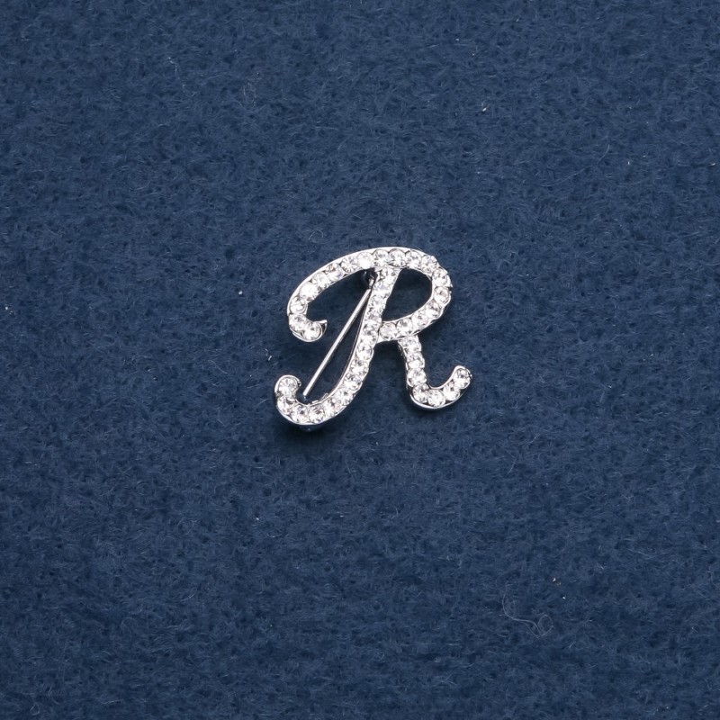Broșă cu inițialul literei «R» 26×26 mm, culoare metalică argintie