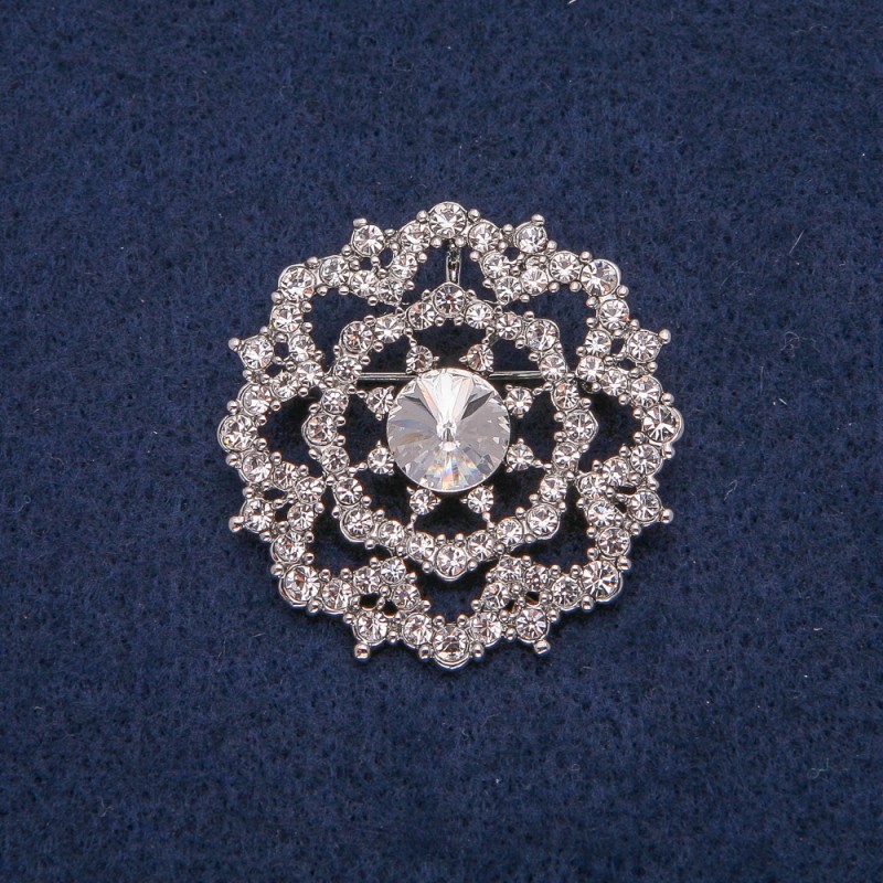 Broșă din metal argintiu cu cristale albe 40×40 mm
