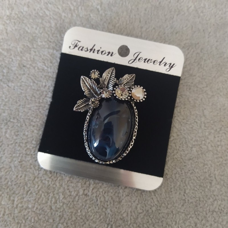 Broșă Accent Apatit 45×32 mm, cabochon cu strasuri, culoare albastru, metal argintiu