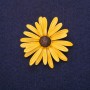 Broșă floare de mușețel, email galben, 40 mm, metal auriu