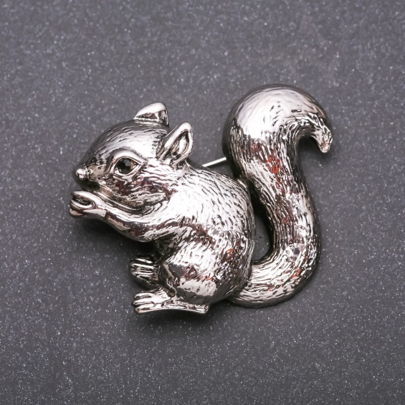 Broșă în formă de veveriță, email, culoare gri-argintiu, metal 37×48 mm