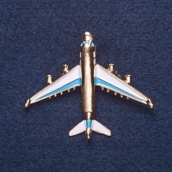 Broșă «Avion» albă cu email alb și albastru deschis, culoare metal auriu, 4×5 cm
