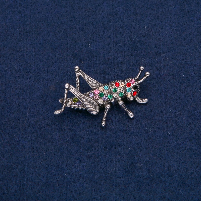Broșă greier argintiu din metal cu strasuri multicolore 42x26mm +