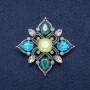 Broșă în formă de floare, metal argintiu cu strasuri, 44×44 mm