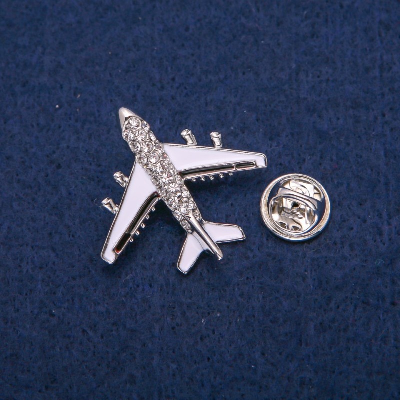 Broșă în formă de avion cu email alb-negru, cristale, metal argintiu 29×30 mm
