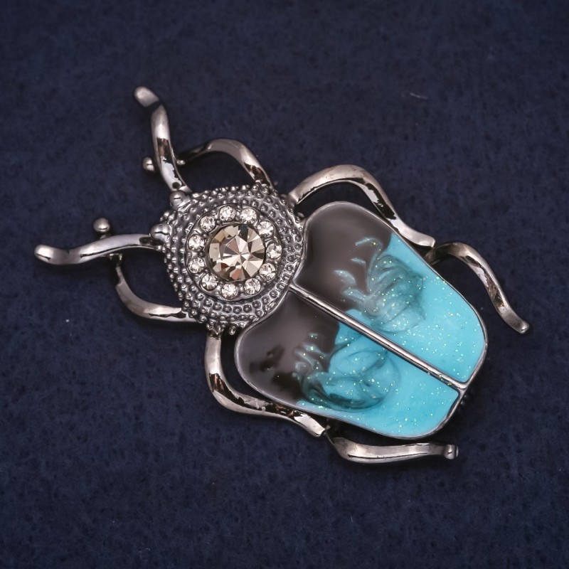 Broșă Scarabeu 50×30 mm, strasuri, email, negru, albastru satin, metal argintiu
