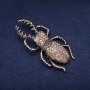 Broșă în formă de gândac de mai, cu strasuri, metal auriu, 36×78 mm