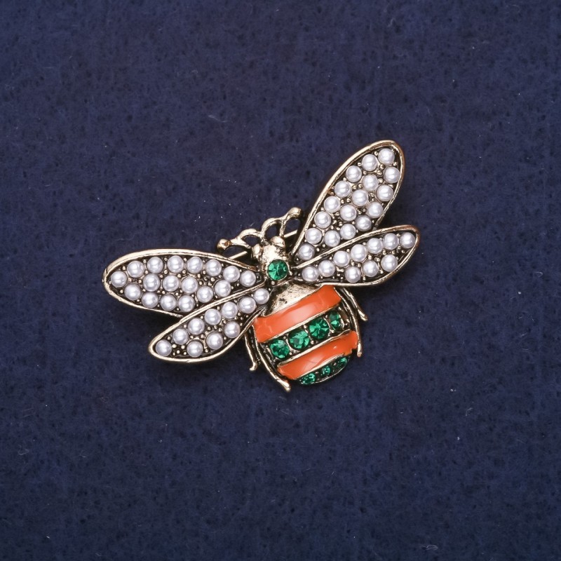 Broșă cu albina în mărgele de perlă, email, culoare maro, verde, alb, 40x24 mm, metal auriu