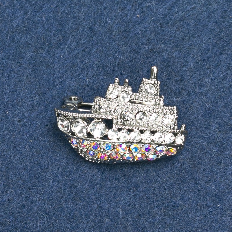 Broșă Navă, metal argintiu închis și strasuri, 20×28 mm +