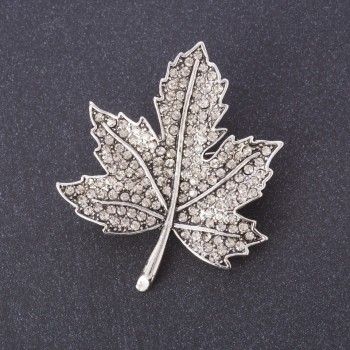 Broșă «Frunză de arțar» flora 4,5 × 4 cm, strasuri albe, culoare metalică argintie