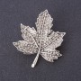 Broșă «Frunză de arțar» flora 4,5 × 4 cm, strasuri albe, culoare metalică argintie