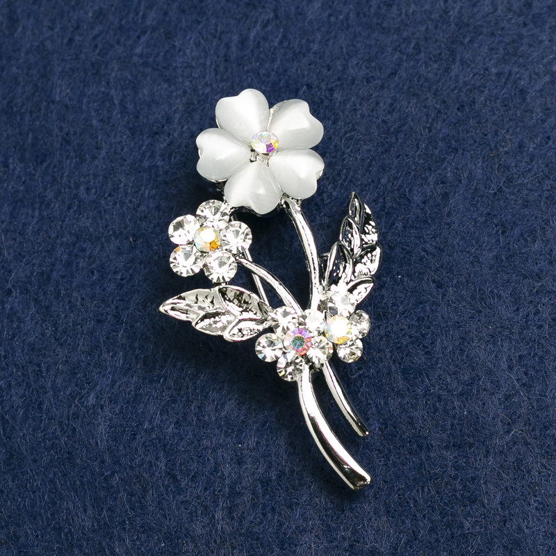 Broșă cu floare de nu mă uita, piatră ochi de pisică gri și strasuri, metal argintiu 27×44 mm
