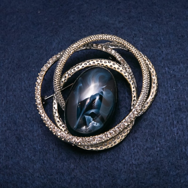 Broșă Accent 55×55 mm, strasuri cabochon, culoare alb-albastru, metal auriu