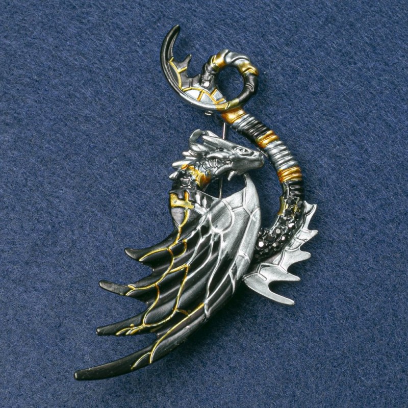 Broșă Dragon argintiu din metal cu email și strasuri negre petrol, 88x50 mm +