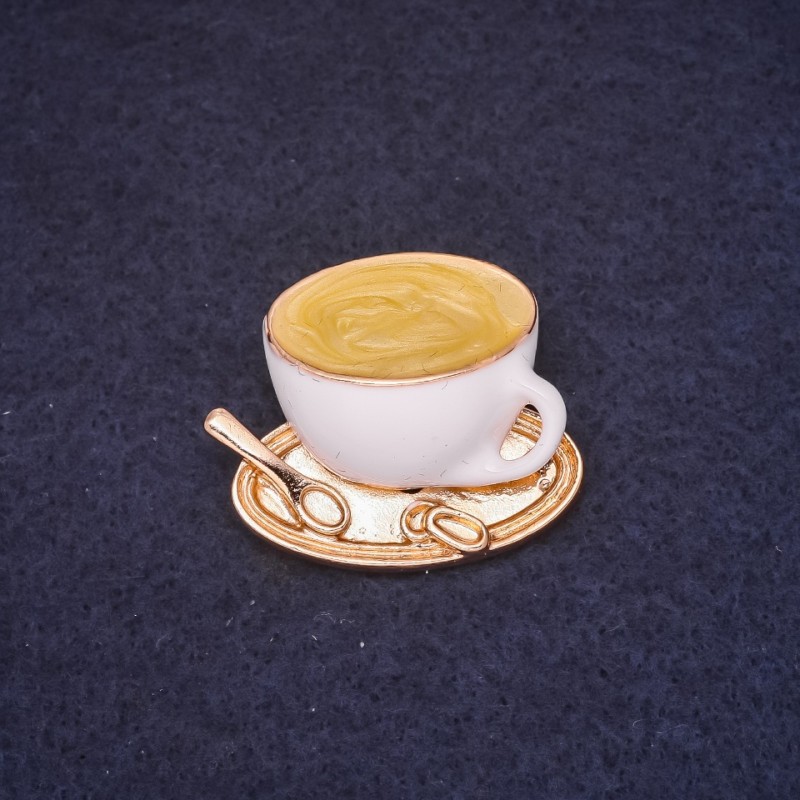 Broșă «Ceașcă de cafea» 25×30 mm email alb-galben, metal auriu