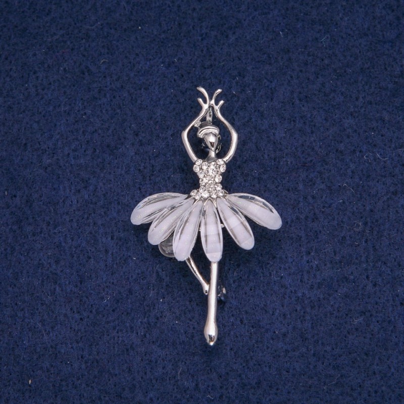 Broșă balerină cu strasuri albe, culoare argintiu, 49x28 mm