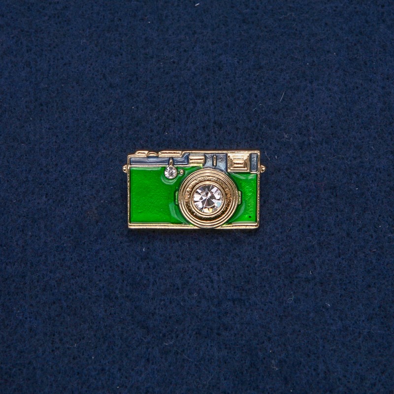 Broșă aparat foto din metal auriu cu email verde și pietre albe, 30x17 mm +