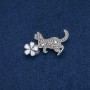 Broșă pisicuță cu floare, strasuri gri, email alb, metal argintiu 40×25 mm +