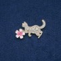 Broșă Pisicuță cu floare, strasuri albe, email colorat, metal auriu 40×25 mm +