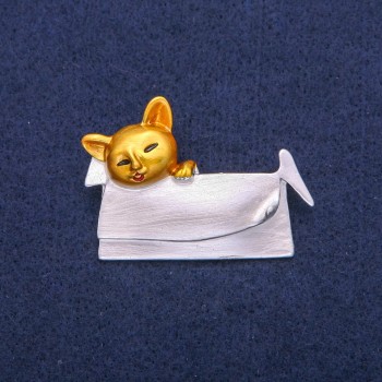 Broșă-colier pisicuță în geantă, cu email perlat și email auriu, metal argintiu, 33x45 mm