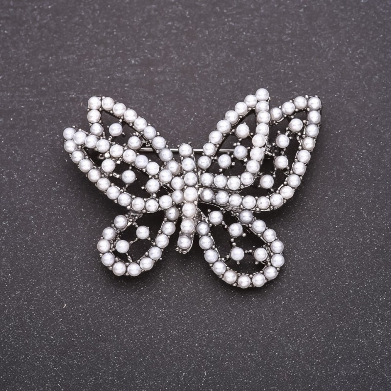 Broșă în formă de fluture, cu mărgele albe, 49x39 mm, metal gri