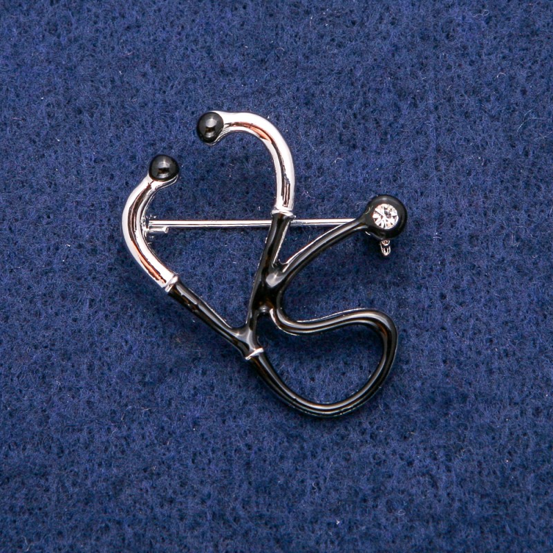 Broșă stetoscop, stras alb, email negru, metal argintiu, 33×29 mm